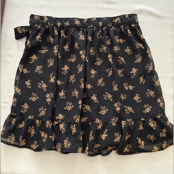 Hollister Mini Wrap Skirt Black and Cream Floral Pattern High Waist SZ L - Picture 2 of 13